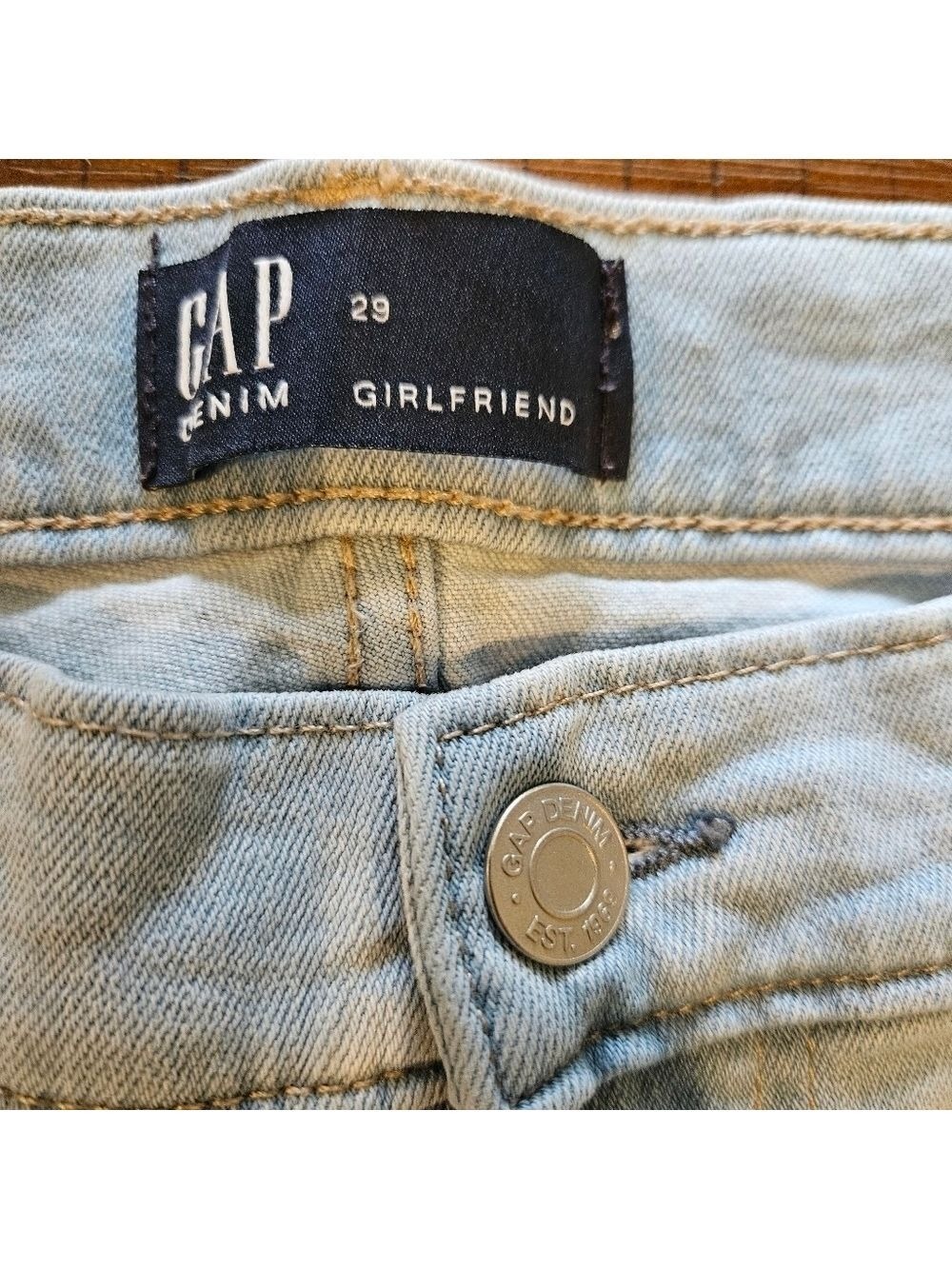 GAP WOMEN'S GIRLFRIEND MID-RISE LIGHT WASH DISTRESSED DENIM JEANS SIZE 29 - Picture 2 of 11